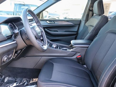 Used 2025 Jeep Grand Cherokee Laredo X RWD image 16