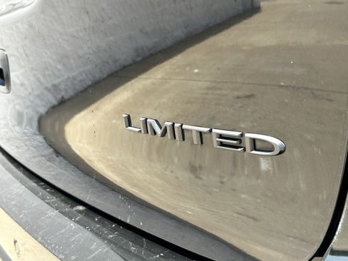 Used 2025 Chrysler Pacifica Limited FWD image 8