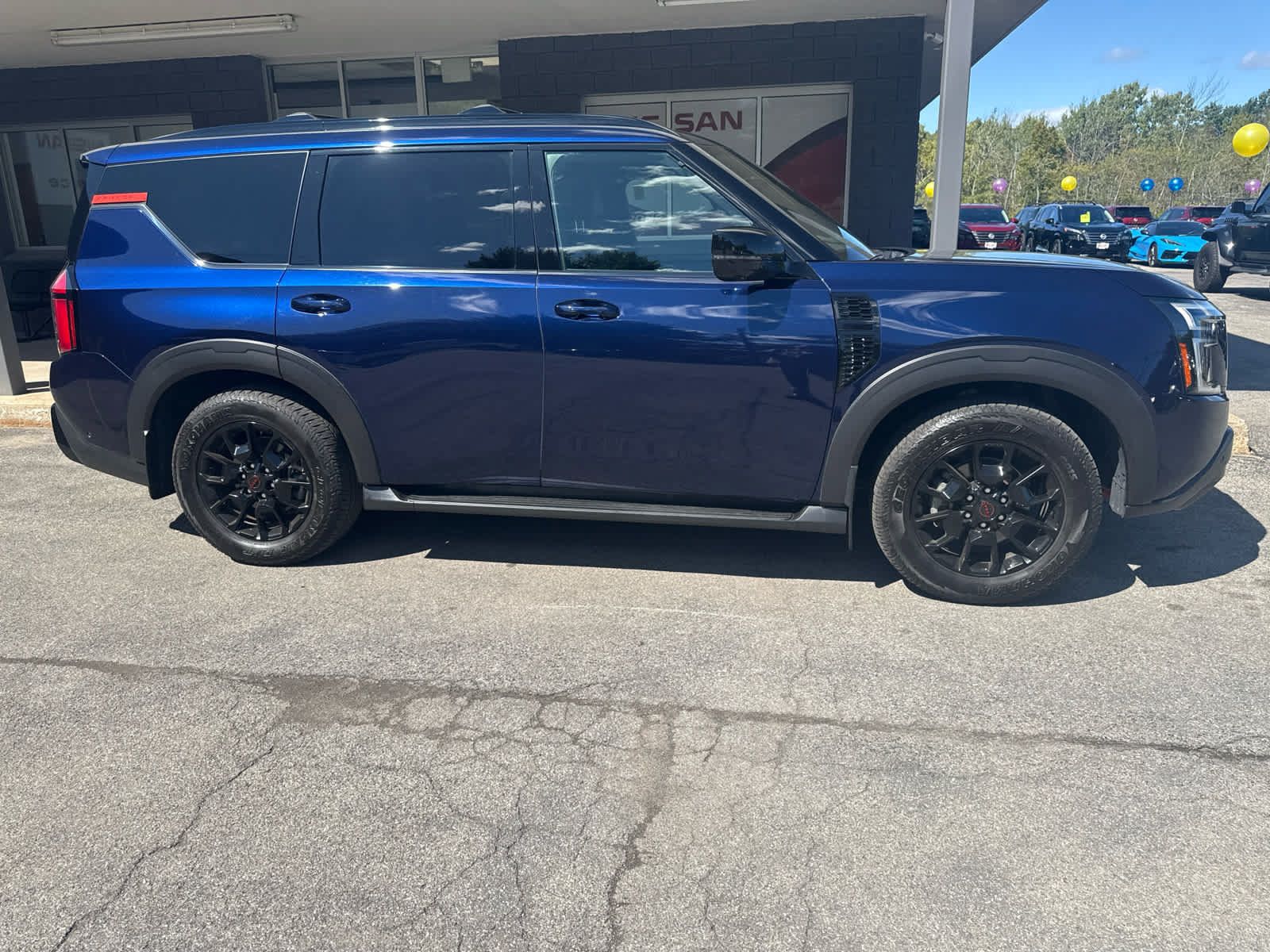 Certified 2025 Nissan Armada PRO-4X AWD/4WD image 2