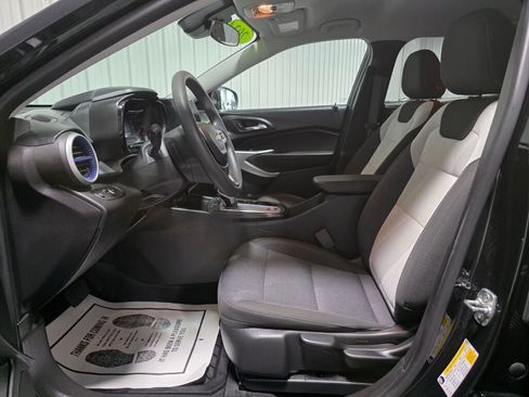 Used 2024 Chevrolet Trax LS w/ LS Convenience Package FWD image 9