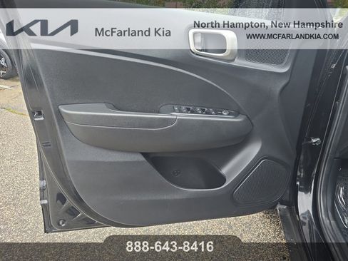 Used 2022 Hyundai Venue SEL image 12