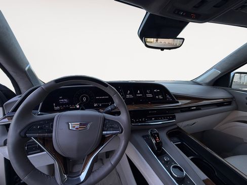 Used 2024 Cadillac Escalade Premium Luxury Platinum image 5