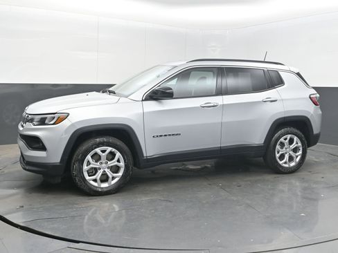 Used 2024 Jeep Compass Latitude image 4