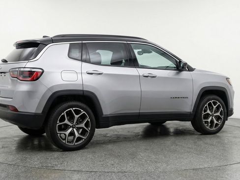 Used 2025 Jeep Compass Limited image 9