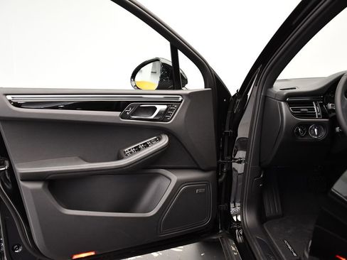 Used 2025 Porsche Macan image 33