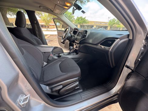 Used 2020 Jeep Cherokee Latitude FWD image 19