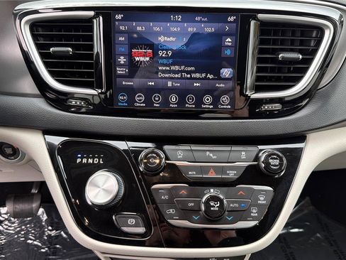 Used 2020 Chrysler Pacifica Touring-L Plus image 13