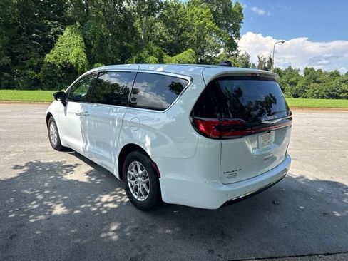 Used 2026 Chrysler Pacifica Select FWD image 5