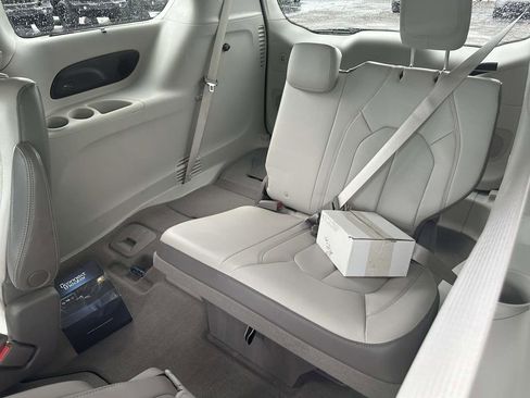 Used 2018 Chrysler Pacifica Touring-L Plus FWD image 11