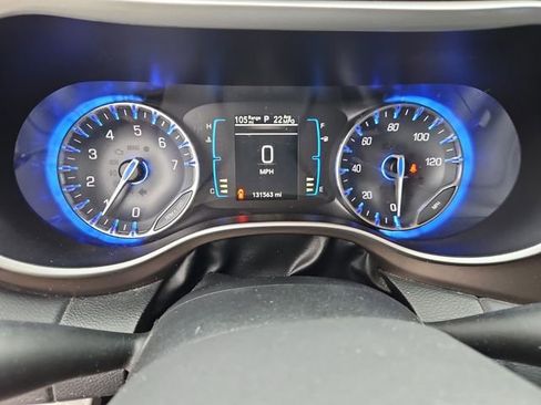 Used 2017 Chrysler Pacifica Touring-L w/ Tire & Wheel Group image 11