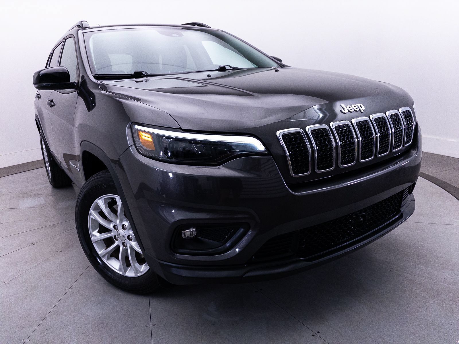 Used 2022 Jeep Cherokee Latitude Lux w/ Sun & Sound Group AWD/4WD image 3