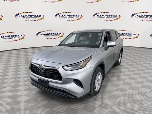 Used 2023 Toyota Highlander L AWD/4WD image 1