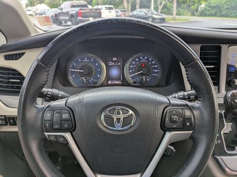 Used 2017 Toyota Sienna XLE Premium FWD image 29
