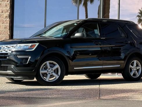 Used 2018 Ford Explorer XLT image 3
