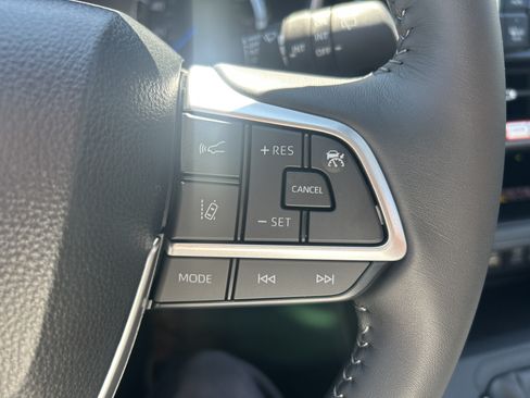 Used 2026 Toyota Highlander XLE AWD/4WD image 32