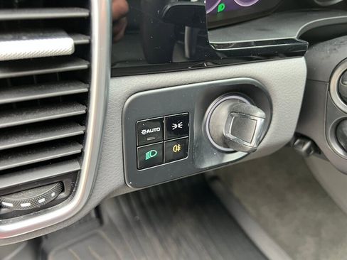 Used 2021 Porsche Cayenne image 32