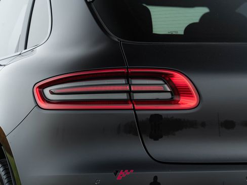 Used 2017 Porsche Macan Turbo image 28