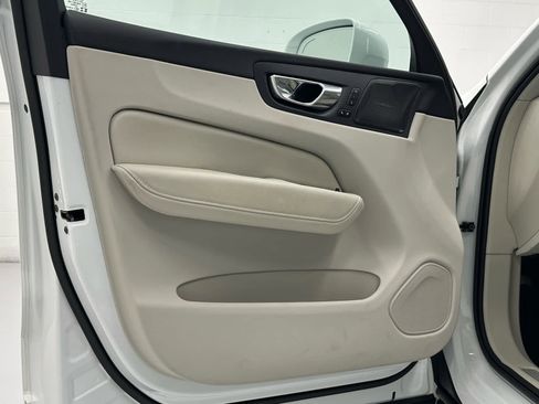 Used 2023 Volvo XC60 B5 Plus image 23