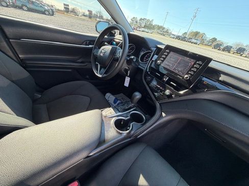 Used 2022 Toyota Camry LE image 10
