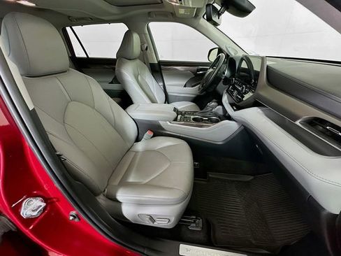 Used 2023 Toyota Highlander Limited image 28