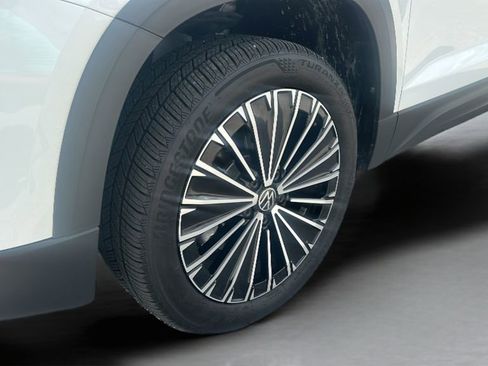 Used 2025 Volkswagen Taos SE w/ Panoramic Sunroof Package image 34