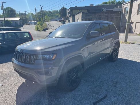 Used 2020 Jeep Grand Cherokee Altitude image 5