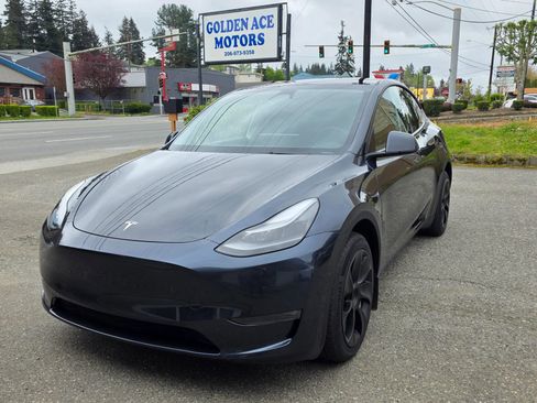 Used 2024 Tesla Model Y Long Range AWD/4WD image 1