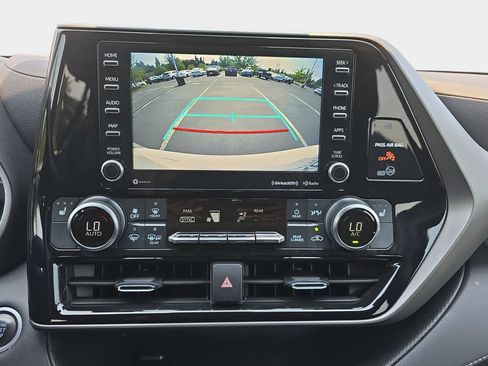 Used 2021 Toyota Highlander XLE AWD/4WD image 24