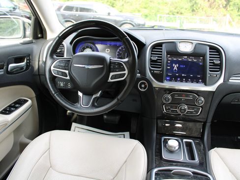 Used 2018 Chrysler 300 Limited RWD image 11