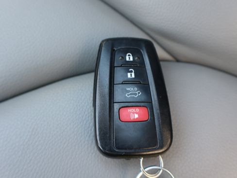 Used 2022 Toyota Highlander XLE AWD/4WD image 33
