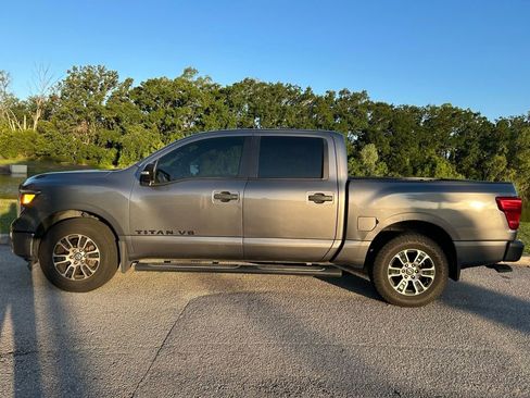 Used 2018 Nissan Titan SV w/ SV Convenience Package RWD image 3
