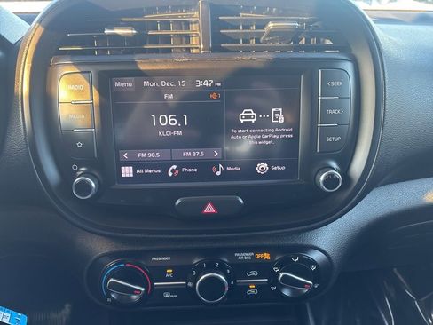 Used 2022 Kia Soul LX w/ Technology Package image 2