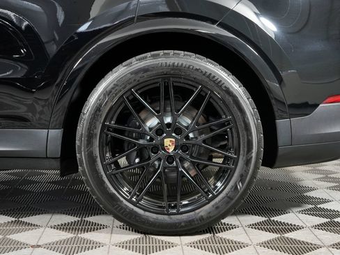 Certified 2024 Porsche Cayenne w/ Premium Package AWD/4WD image 14
