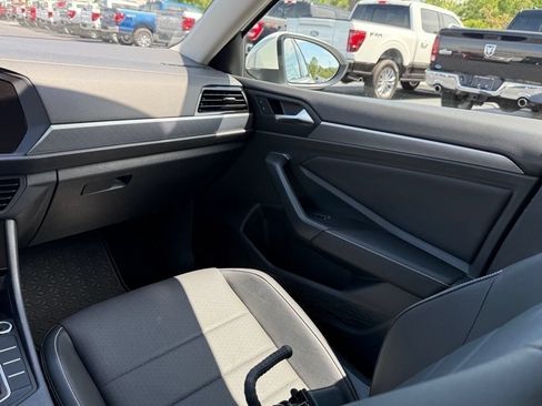 Used 2023 Volkswagen Jetta SE FWD image 12