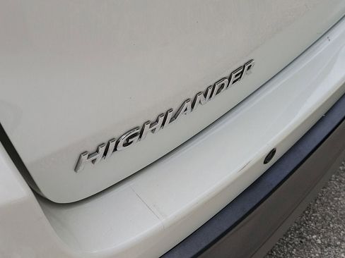 Used 2017 Toyota Highlander LE FWD image 6