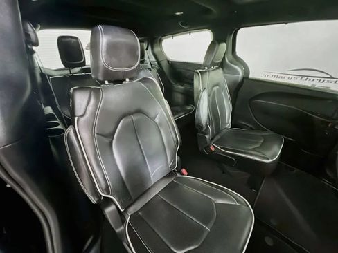 Used 2025 Chrysler Pacifica Limited FWD image 30