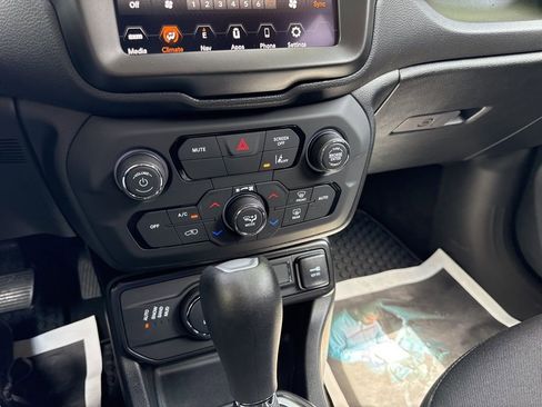 New 2023 Jeep Renegade Latitude image 24