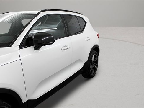 New 2025 Volvo XC40 B5 Plus image 2