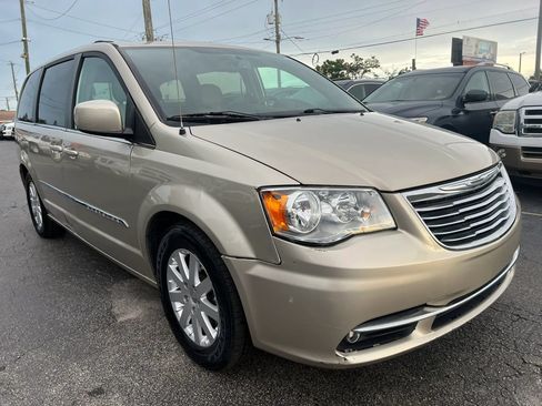 Used 2013 Chrysler Town & Country Touring FWD image 4