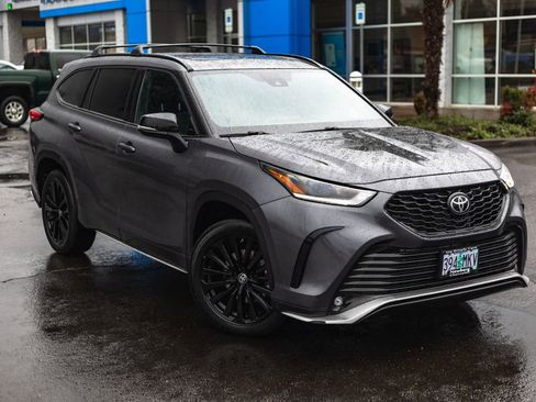 Used 2023 Toyota Highlander XSE image 2