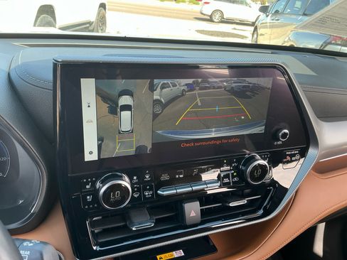 Used 2024 Toyota Highlander Platinum image 29