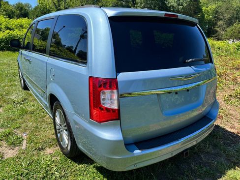 Used 2013 Chrysler Town & Country Touring-L w/ Driver Convenience Group FWD image 7
