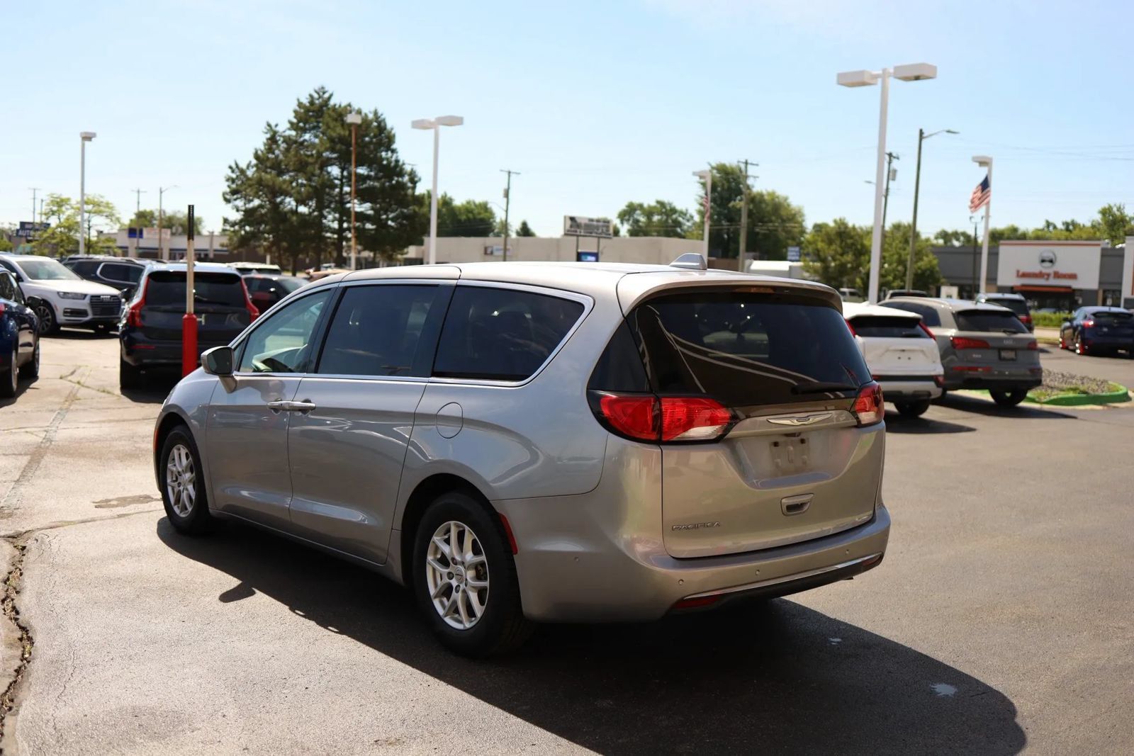 Used 2020 Chrysler Pacifica Touring w/ Advanced Safetytec Group FWD image 7
