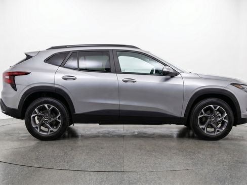Used 2025 Chevrolet Trax LT FWD image 11