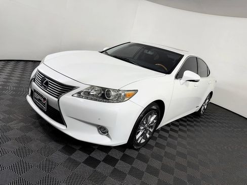 Used 2014 Lexus ES 300h w/ Luxury Package w/Bamboo Trim FWD image 19