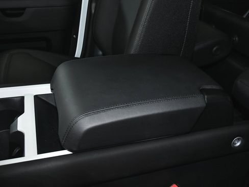 Used 2025 Land Rover Defender 110 S image 40