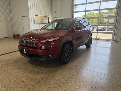 Used 2015 Jeep Cherokee Latitude AWD/4WD image 2