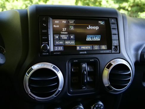 Used 2016 Jeep Wrangler Unlimited Rubicon AWD/4WD image 12