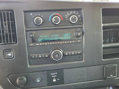 Used 2015 Chevrolet Express 3500 RWD image 20