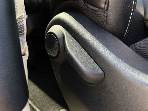 Used 2024 Chrysler Pacifica Touring-L FWD image 31